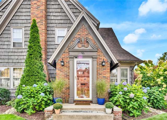 Property at 96 Bluff Ave, Cranston, RI 02905, 3 beds, 1.5 baths