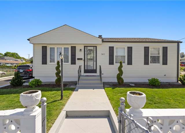 Property at 141 Woodward Ave, East Providence, RI 02914, 3 beds, 1.5 baths
