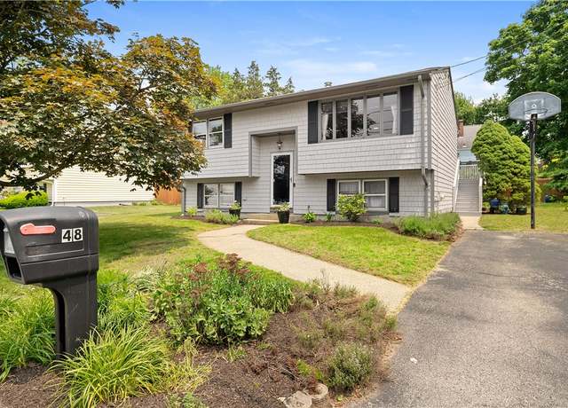 Property at 48 Oakridge Ct, Warwick, RI 02886, 3 beds, 1 bath
