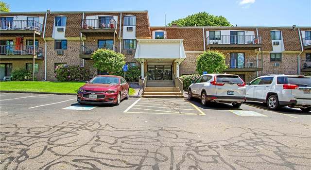 Photo of 750 Quaker Ln Unit B204, Warwick, RI 02818