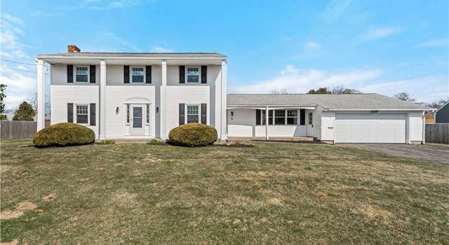 Photo of 594 Algonquin Dr, Warwick, RI 02888