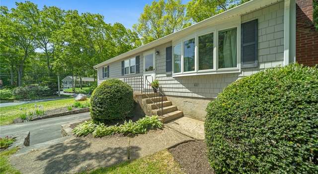 Photo of 10 Meadowland Dr, North Kingstown, RI 02852