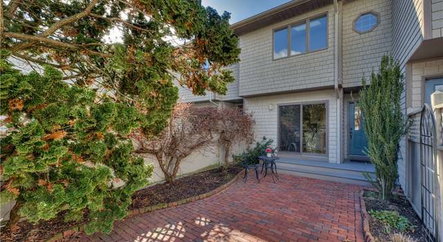 Photo of 114 Windward Ln, Bristol, RI 02809