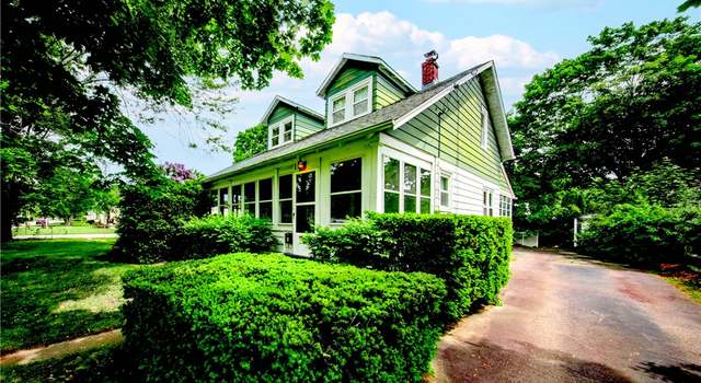 Photo of 102 Buttonwoods Ave, Warwick, RI 02886