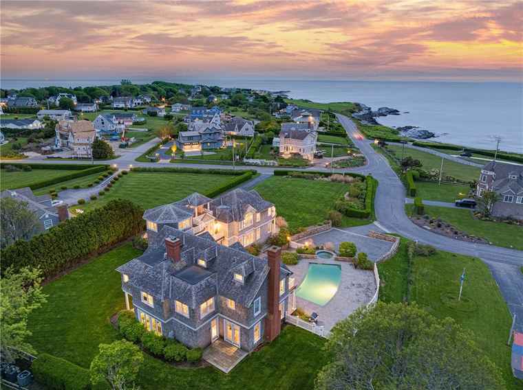 Photo of 41 Castle Hill Ave Newport, RI 02840