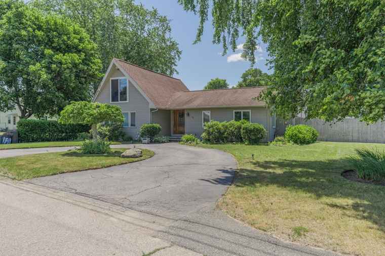 Photo of 76 Midvale Ave Cranston, RI 02920