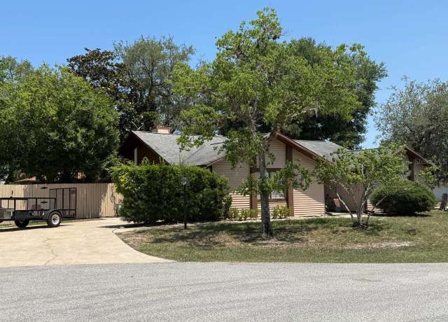 Property at 2 Blaine Ct, Palm Coast, FL 32137, 3 beds, 2 baths