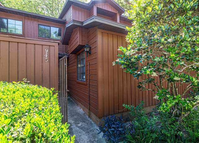 Property at 945 SW 56th Ter, Gainesville, FL 32607, 2 beds, 2 baths