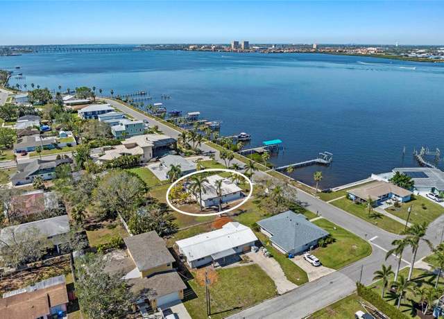 Property at 2014 Riverside Dr E, Bradenton, FL 34208, 2 beds, 2 baths