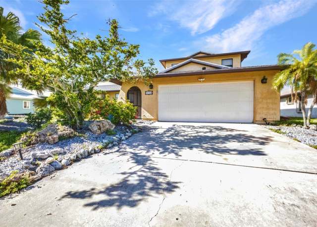 Property at 18566 Arapahoe Cir, Port Charlotte, FL 33948, 3 beds, 3 baths