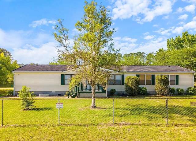 Property at 119 Canine St, Interlachen, FL 32148, 3 beds, 2 baths