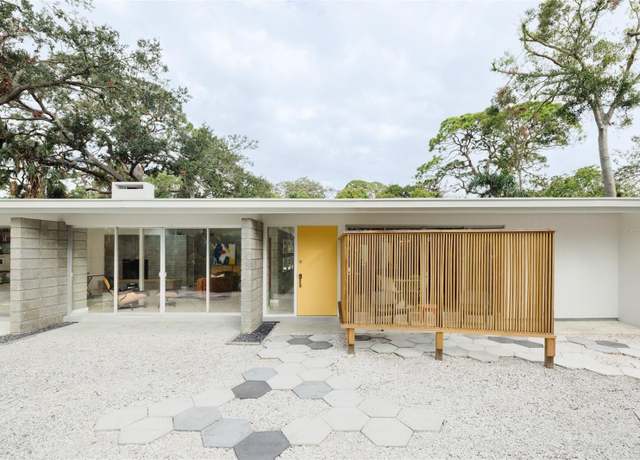 Property at 5027 Sunrise Dr S, St Petersburg, FL 33705, 3 beds, 2.5 baths