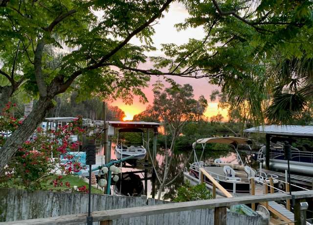 Property at 505 Riverview Ln, Tarpon Springs, FL 34689, 3 beds, 2 baths