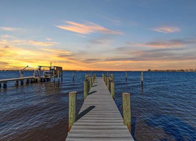 Property at 2512 Riverside Dr E, Bradenton, FL 34208, 3 beds, 2 baths