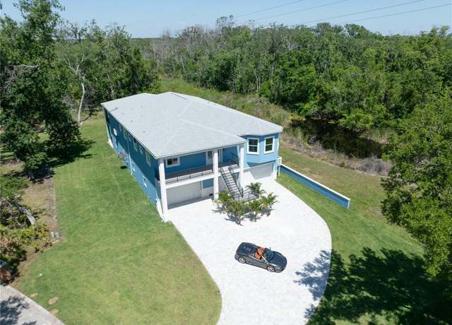 Property at 1033 Hammock Cir, Tarpon Springs, FL 34688, 4 beds, 4.5 baths