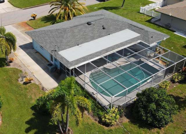 Property at 221 Malvern Dr, Venice, FL 34293, 2 beds, 2 baths