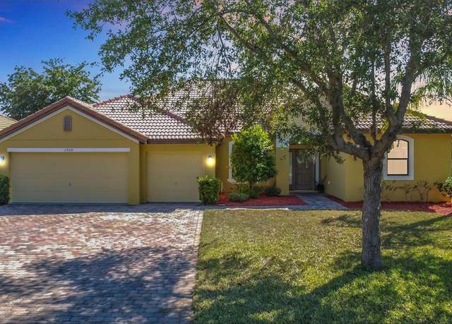 Property at 3908 Coastal Breeze Dr, Kissimmee, FL 34744, 4 beds, 3 baths