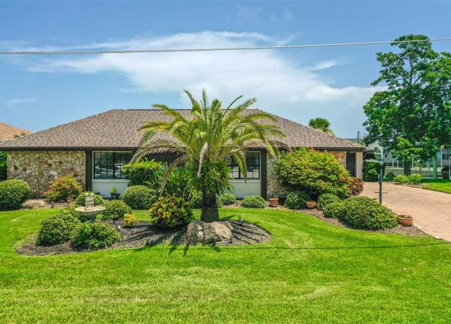 Property at 6 Claridge Ct N, Palm Coast, FL 32137, 3 beds, 2 baths