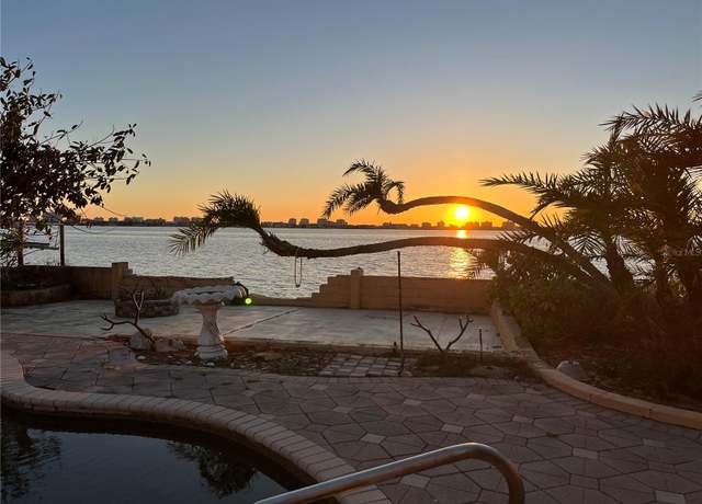 Property at 1844 Venetian Point Dr, Clearwater, FL 33755, 3 beds, 2.5 baths