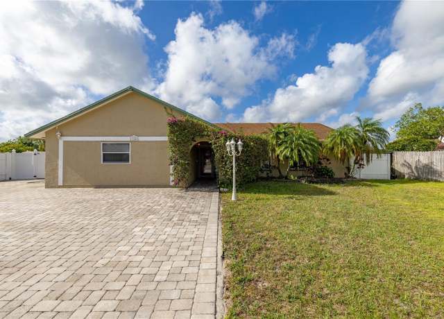 Property at 11242 Stone Gate Ct, Orlando, FL 32837, 5 beds, 3 baths