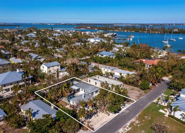Property at 611 Hibiscus Way, Longboat Key, FL 34228, 3 beds, 2 baths