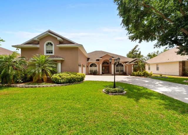 Property at 4022 Valrico Grove Dr, Valrico, FL 33594, 5 beds, 4.5 baths