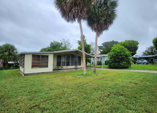 Property at 1012 Parker Pl, Lady Lake, FL 32159, 2 beds, 2 baths
