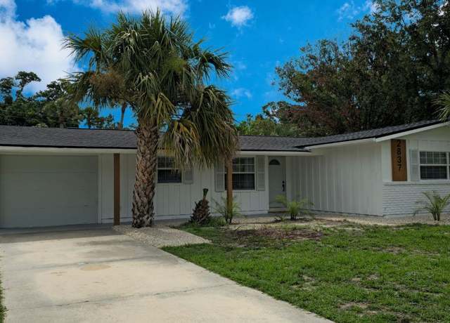 Property at 2837 Woodcrest Dr, Sarasota, FL 34239, 3 beds, 2 baths