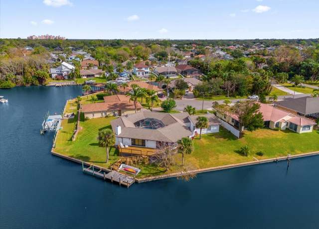 Property at 9 Crow Ct, Palm Coast, FL 32137, 3 beds, 2.5 baths