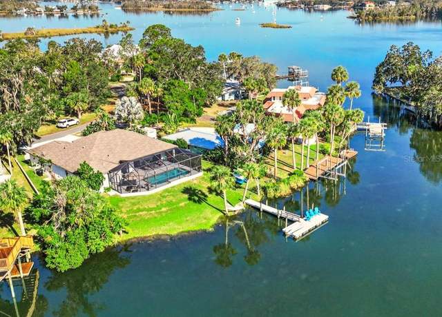 Property at 1055 N Crescent Dr, Crystal River, FL 34429, 4 beds, 2 baths