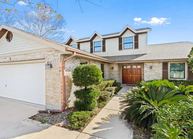 Property at 8 Cedarford Ct, Palm Coast, FL 32137, 3 beds, 2.5 baths