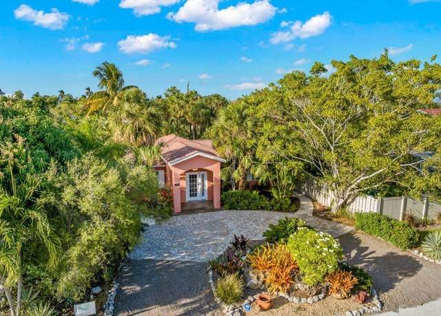 Property at 235 Grant Dr, Sarasota, FL 34236, 2 beds, 2 baths