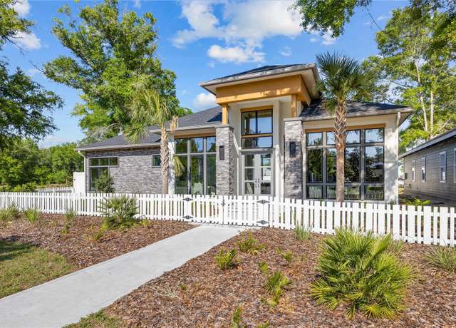 Property at 1025 SW 136 St, Newberry, FL 32669, 4 beds, 4.5 baths