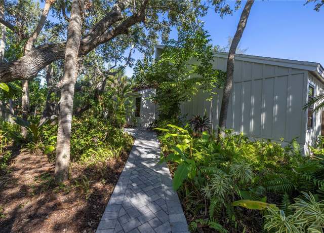 Property at 752 Tropical Cir, Sarasota, FL 34242, 4 beds, 2 baths