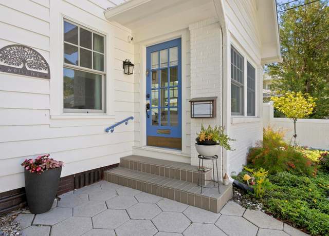 Property at 1617 Oak St NE, St Petersburg, FL 33704, 2 beds, 2 baths