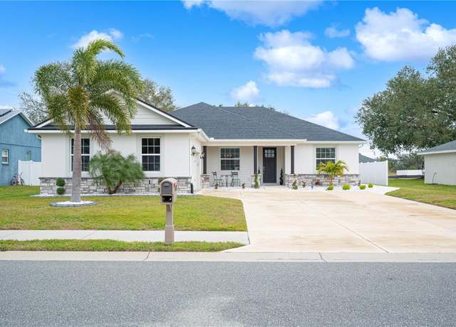 Property at 1427 Magnolia Ln, Auburndale, FL 33823, 4 beds, 2.5 baths