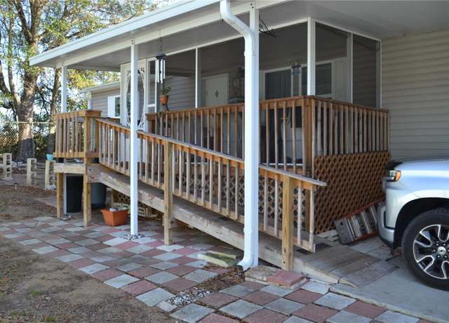 Property at 10020 Hamp Dr, Dade City, FL 33525, 3 beds, 2 baths