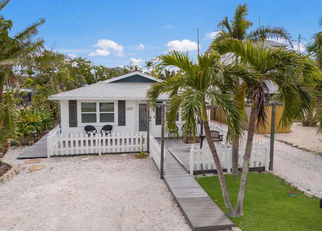 Property at 600 Fox St, Longboat Key, FL 34228, 3 beds, 3 baths