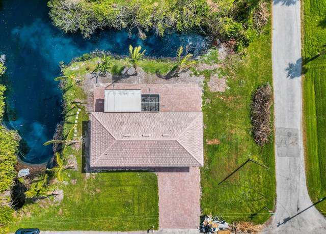 Property at 9080 Caloosa Dr, Venice, FL 34293, 3 beds, 2 baths
