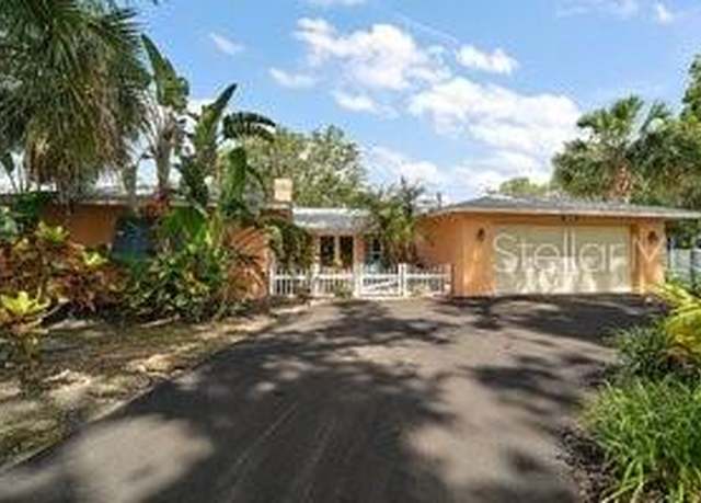 Property at 2121 Suzanne Dr, Mount Dora, FL 32757, 3 beds, 2 baths