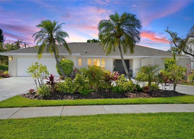 Property at 9072 Baywood Park Dr, Seminole, FL 33777, 4 beds, 3 baths