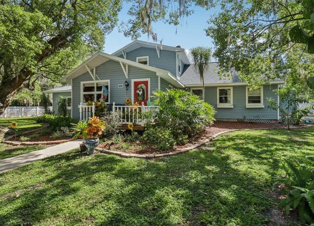Property at 1048 N Grandview St, Mount Dora, FL 32757, 4 beds, 2.5 baths