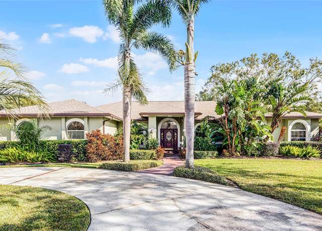 Property at 2428 Wildwood Ct, Winter Haven, FL 33884, 4 beds, 3 baths