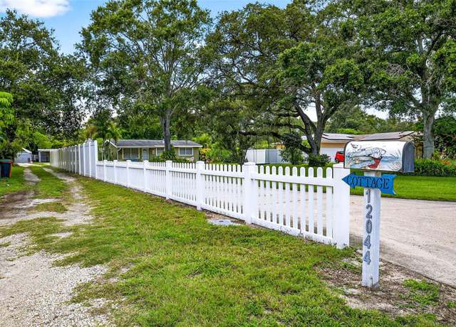 Property at 12044 Murray Ave, Largo, FL 33778, 2 beds, 1 bath