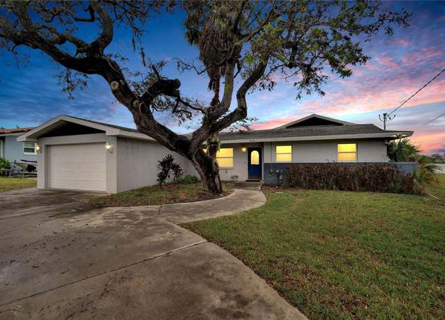 Property at 828 Bayshore Dr, Tarpon Springs, FL 34689, 4 beds, 3 baths