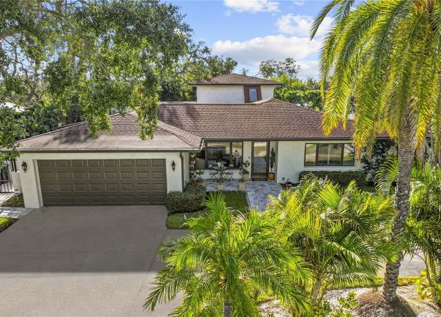 Property at 208 Live Oak Ln, Largo, FL 33770, 4 beds, 4.5 baths