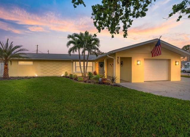 Property at 929 The Rialto, Venice, FL 34285, 3 beds, 2 baths