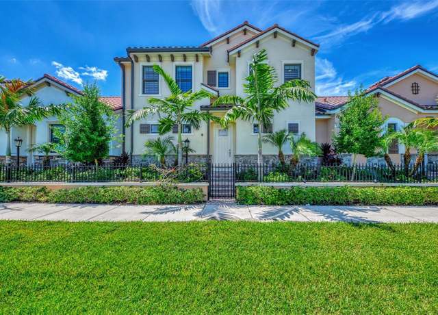 Property at 906 E Venice Ave, Venice, FL 34285, 3 beds, 3 baths