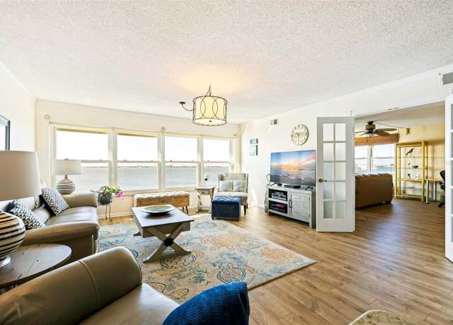 Property at 5900 Shore Blvd S #512, Gulfport, FL 33707, 2 beds, 2.5 baths