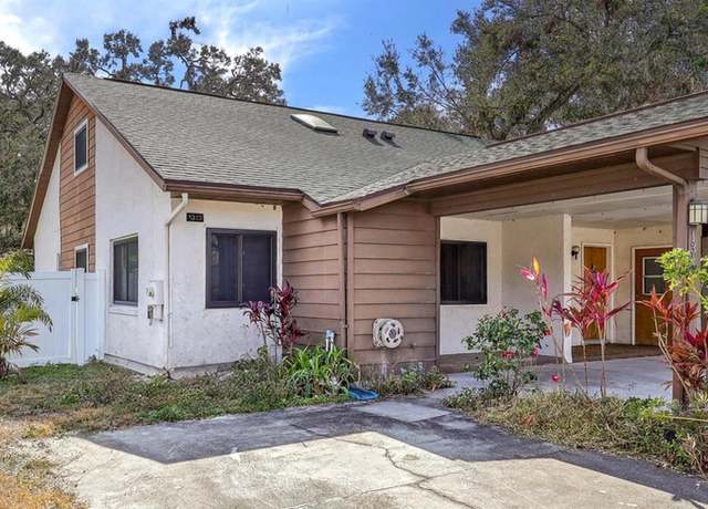 Property at 1313 Vine St, Leesburg, FL 34748, 2 beds, 2 baths